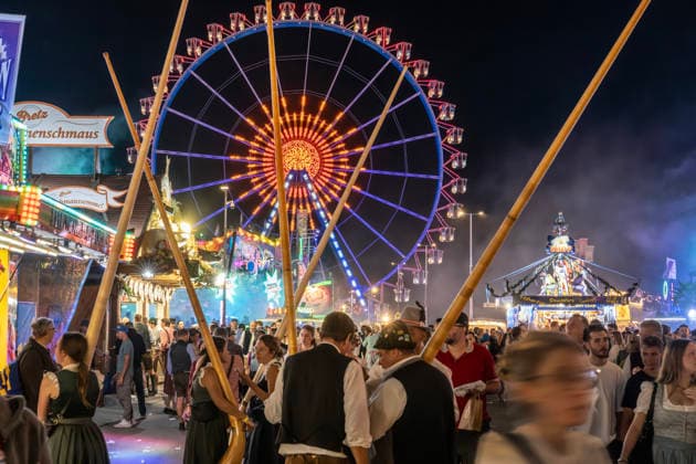 Oktoberfest: The alphorns of the Kaltental Alphorn Players soar into the evening sky in front of the Ferris wheel; the band performed today at the traditional open-air conc