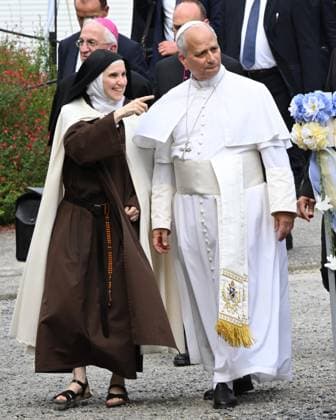 September 27, 2026, France, FRANCE: Pope Leo XIV is welcomed by the Mother Superior of the community, for a private meeting with the Contemplative Religious at the Carmel Monastery of Lourdes, Lourdes 27 September 2026. ANSA POOL MAURIZIO BRAMBATTI. France FRANCE  - ZUMAPriv 20260927_zaf_a110_021 Copyright: xMaurizioxBrambattix