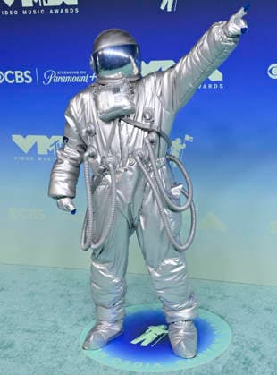 The MTV Moon Person arrives on the red carpet at the 2026 MTV Video Music Awards VMA s at the Peacock Theater in Los Angeles on Sunday, September 27, 2026.  LAP20260927408 JIMxRUYMEN