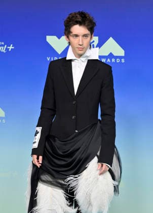 Troye Sivan arrives on the red carpet at the 2026 MTV Video Music Awards VMA s at the Peacock Theater in Los Angeles on Sunday, September 27, 2026.  LAP20260927479 JIMxRUYMEN