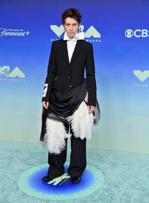 Troye Sivan arrives on the red carpet at the 2026 MTV Video Music Awards VMA s at the Peacock Theater in Los Angeles on Sunday, September 27, 2026.  LAP20260927481 JIMxRUYMEN