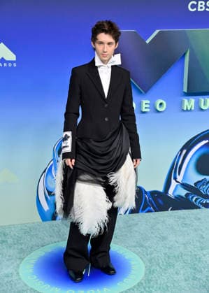Troye Sivan arrives on the red carpet at the 2026 MTV Video Music Awards VMA s at the Peacock Theater in Los Angeles on Sunday, September 27, 2026.  LAP20260927480 JIMxRUYMEN
