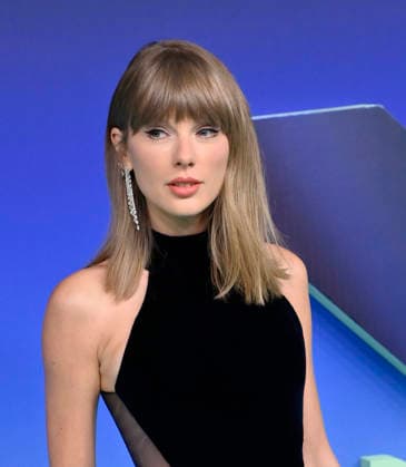 Taylor Swift arrives on the red carpet at the 2026 MTV Video Music Awards VMA s at the Peacock Theater in Los Angeles on Sunday, September 27, 2026.  LAP20260927560 JIMxRUYMEN