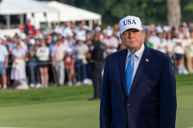 September 27, 2026, Medinah, Illinois, USA: U.S. President DONALD TRUMP speaks with PGA TOUR Commissioner BRIAN ROLAPP beside the Presidents Cup during the closing ceremony of the 2026 Presidents Cup at Medinah Country Club in Medinah, Illinois, USA, on September 27, 2026. Medinah USA  - ZUMAj302 20260927_znp_j302_055 Copyright: xBrettxJohnsenx
