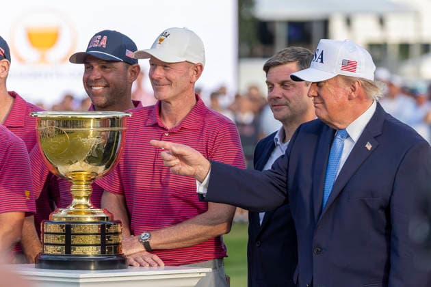 September 27, 2026, Medinah, Illinois, USA: U.S. President DONALD TRUMP speaks with members of Team USA during the closing ceremony of the 2026 Presidents Cup at Medinah Country Club in Medinah, Illinois, USA, on September 27, 2026. Medinah USA  - ZUMAj302 20260927_znp_j302_069 Copyright: xBrettxJohnsenx