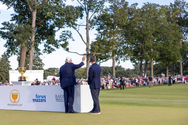 September 27, 2026, Medinah, Illinois, USA: U.S. President DONALD TRUMP waves to supporters during the closing ceremony of the 2026 Presidents Cup at Medinah Country Club in Medinah, Illinois, USA, on September 27, 2026. Medinah USA  - ZUMAj302 20260927_znp_j302_073 Copyright: xBrettxJohnsenx