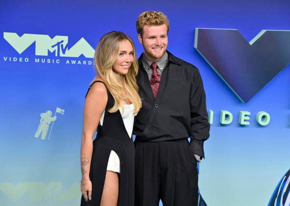 Kouvr Annon and Alex Warren arrive on the red carpet at the 2026 MTV Video Music Awards VMA s at the Peacock Theater in Los Angeles on Sunday, September 27, 2026.  LAP20260927612 JIMxRUYMEN