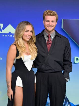 Kouvr Annon and Alex Warren arrive on the red carpet at the 2026 MTV Video Music Awards VMA s at the Peacock Theater in Los Angeles on Sunday, September 27, 2026.  LAP20260927613 JIMxRUYMEN