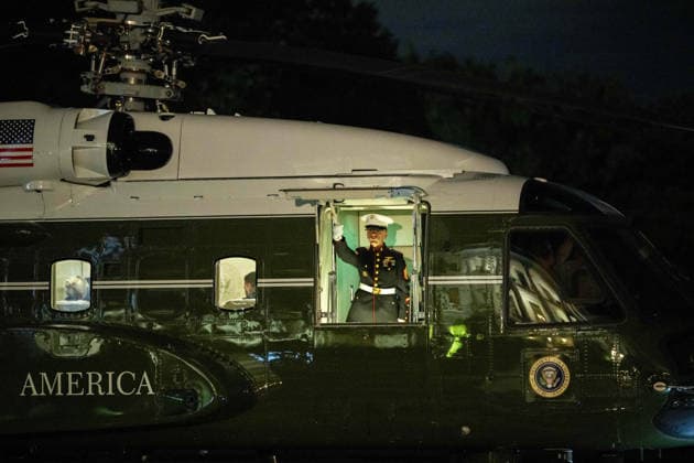 September 27, 2026, Washington, District Of Columbia, United States: A U.S. Marine opens the door of Marine One after the helicopter lands on the South Lawn of the White House carrying U.S. President DONALD TRUMP following his return from Illinois. Washington United States  - ZUMAk206 20260927_znp_k206_019 Copyright: xMattxKaminskyx