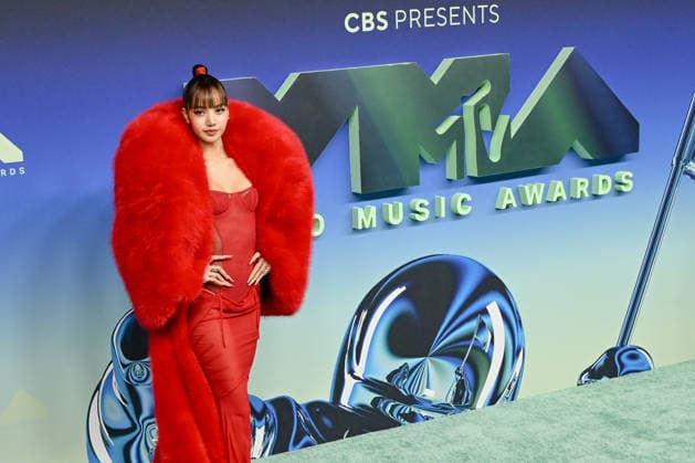 September 27, 2026, Los Angeles, California, USA: Thai rapper, singer, dancer, and actress LISA, 29, attends the 2026 MTV Video Music Awards Ã¢â‚¬oeVMAsÃ¢â‚¬Â teal carpet. Los Angeles USA  - ZUMAb173 20260927_aap_b173_027 Copyright: xBillyxBennightx