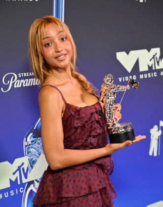 PinkPantheress, winner of the Best Art Direction award for Stateside arrives on the red carpet at the 2026 MTV Video Music Awards VMA s at the Peacock Theater in Los Angeles on Sunday, September 27, 2026.  LAP20260927656 JIMxRUYMEN