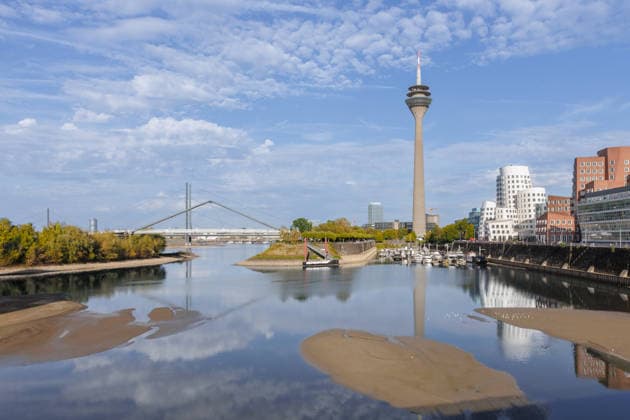 September 27, 2026, Düsseldorf: Low Water in Düsseldorf s Medienhafen; Düsseldorf Medienhafen, North Rhine-Westphalia, Germany