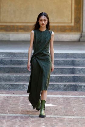 Marques Almeida Spring Summer 2027 Ready-to-Wear Collection fashion show at Milan Fashion Week (MLFW) on September 27, 2026 Marquess Almeida Spring Summer 2027 Ready-to-Wear Collection fashion show at Milan Fashion Week (MLFW) on September 27, 2026 Milan, Italy  Copyright: xAgencex xBestimagexAgencex xBestimagex