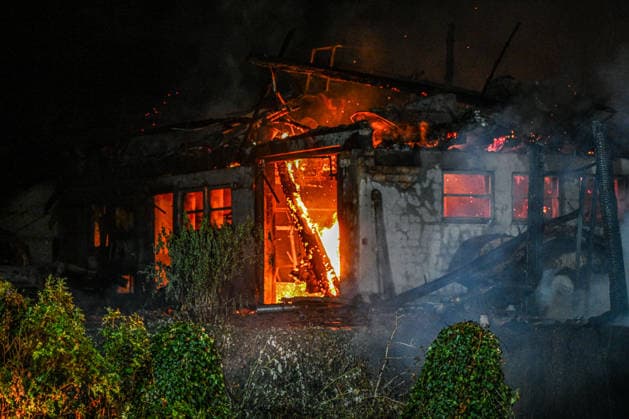 Farmhouse Ablaze; Major Firefighting Operation in the Ortenau District Late d, Emergency responders battled a major fire in Gutach on the Black Forest Railway in the Ortenau district Copyright: x xonw-imagesx x-x