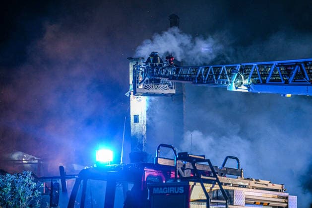 Farmhouse Ablaze; Major Firefighting Operation in the Ortenau District Late d, Emergency responders battled a major fire in Gutach on the Black Forest Railway in the Ortenau district Copyright: x xonw-imagesx x-x