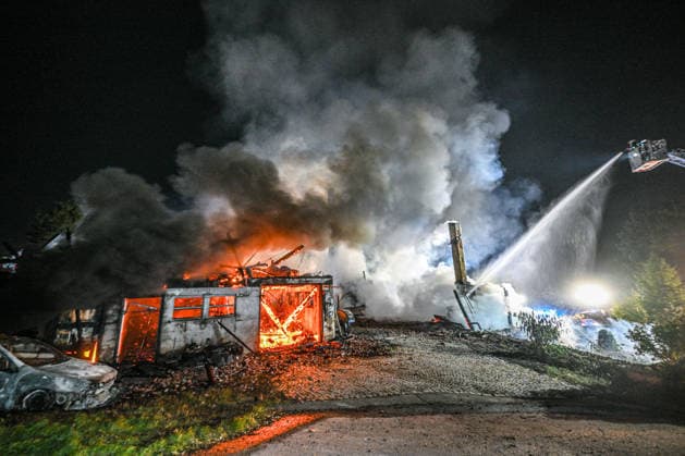 Farmhouse Ablaze; Major Firefighting Operation in the Ortenau District Late d, Emergency responders battled a major fire in Gutach on the Black Forest Railway in the Ortenau district Copyright: x xonw-imagesx x-x