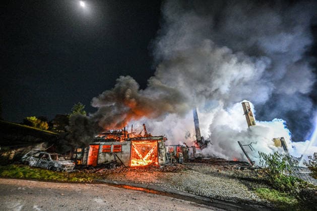 Farmhouse Ablaze; Major Firefighting Operation in the Ortenau District Late d, Emergency responders battled a major fire in Gutach on the Black Forest Railway in the Ortenau district Copyright: x xonw-imagesx x-x