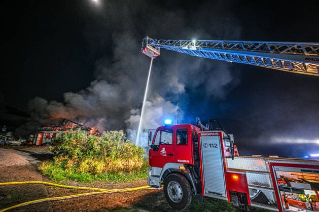 Farmhouse Ablaze; Major Firefighting Operation in the Ortenau District Late d, Emergency responders battled a major fire in Gutach on the Black Forest Railway in the Ortenau district Copyright: x xonw-imagesx x-x
