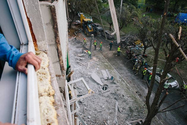 Consequences Of The Attack On Kharkiv Residents view the aftermath of a strike from a damaged apartment window in Kharkiv, on September 28, 2026. Russian forces struck the residential building with at least two guided aerial bombs (KABs) early on the morning of September 28, 2026. Kharkiv Ukraine  Copyright: xPavloxPakhomenkox originalFilename: pakhomenko-notitle260928_npe7V.jpg