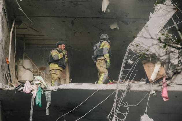 Consequences Of The Attack On Kharkiv Rescuers work inside a heavily damaged apartment in a residential building in Kharkiv, on September 28, 2026. Russian forces struck the building with at least two guided aerial bombs (KABs) early on the morning of September 28, 2026. Kharkiv Ukraine  Copyright: xPavloxPakhomenkox originalFilename: pakhomenko-notitle260928_npOBZ.jpg