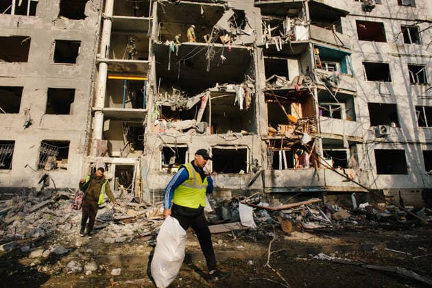 Consequences Of The Attack On Kharkiv Volunteers help salvage surviving belongings from damaged apartments in Kharkiv, on September 28, 2026. Russia struck the city with at least two guided aerial bombs, hitting a residential apartment building. Kharkiv Ukraine  Copyright: xPavloxPakhomenkox originalFilename: pakhomenko-notitle260928_npSir.jpg