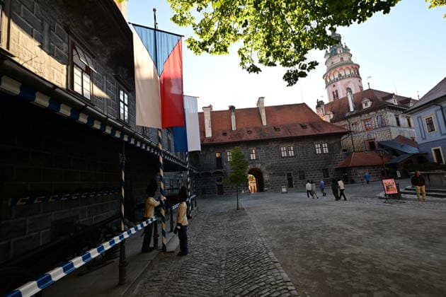 To mark the Czech Statehood Day and the St. Wenceslas city festivities, the Schwarzenberg Guards (Schwarzenberg Grenadier Guard) raised their flags in front of the guardhouse in the second castle courtyard in Cesky Krumlov, Czech Republic, on September 28, 2026. (CTKxPhoto VaclavxPancer) CTKPhotoP2026092802482  CTKPhotoP2026092802482