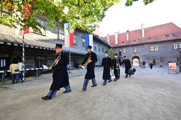 To mark the Czech Statehood Day and the St. Wenceslas city festivities, the Schwarzenberg Guards (Schwarzenberg Grenadier Guard) raised their flags in front of the guardhouse in the second castle courtyard in Cesky Krumlov, Czech Republic, on September 28, 2026. (CTKxPhoto VaclavxPancer) CTKPhotoP2026092802486  CTKPhotoP2026092802486