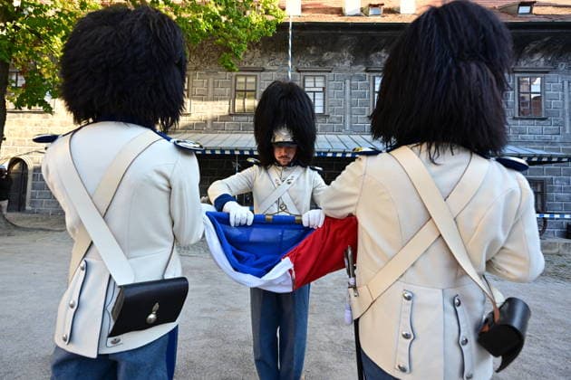 To mark the Czech Statehood Day and the St. Wenceslas city festivities, the Schwarzenberg Guards (Schwarzenberg Grenadier Guard) raised their flags in front of the guardhouse in the second castle courtyard in Cesky Krumlov, Czech Republic, on September 28, 2026. (CTKxPhoto VaclavxPancer) CTKPhotoP2026092802489  CTKPhotoP2026092802489