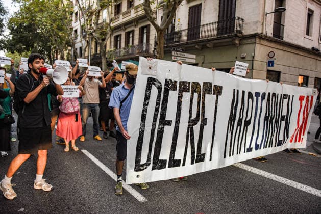 Housing unions block off various streets in Barcelona, calling for the Maricarmen Decree. Dozens of people gathered on September 28, 2026, in Barcelona, Catalonia, Spain. Housing unions have blocked off various streets in Barcelona demanding the Maricarmen Decree following the eviction of an 87-year-old woman from Madrid in the Retiro neighborhood of the Spanish capital. A procession of people marched down Còrsega Street toward Pau Claris until reaching Diagonal, where the Tenants’ Union has planned a surprise action at the Diagonal Metro station. SEPTEMBER 28, 2026 Barcelona, Catalonia Barcelona, Catalonia, Spain Copyright: xAlbertoxParedesx 7804887