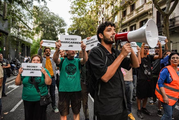 Housing unions block off various streets in Barcelona, calling for the Maricarmen Decree. Dozens of people gathered on September 28, 2026, in Barcelona, Catalonia, Spain. Housing unions have blocked off various streets in Barcelona demanding the Maricarmen Decree following the eviction of an 87-year-old woman from Madrid in the Retiro neighborhood of the Spanish capital. A procession of people marched down Còrsega Street toward Pau Claris until reaching Diagonal, where the Tenants’ Union has planned a surprise action at the Diagonal Metro station. SEPTEMBER 28, 2026 Barcelona, Catalonia Barcelona, Catalonia, Spain Copyright: xAlbertoxParedesx 7804888