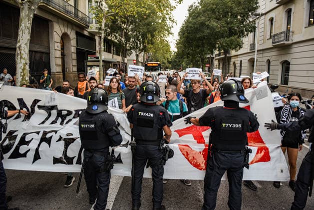 Housing unions block off various streets in Barcelona, calling for the Maricarmen Decree. Dozens of people gathered on September 28, 2026, in Barcelona, Catalonia, Spain Housing unions have blocked off various streets in Barcelona, calling for the Maricarmen decree following the eviction of an 87-year-old woman from Madrid in the Retiro neighborhood of the Spanish capital. A procession of people marched down Còrsega Street and Pau Claris Street until reaching Diagonal, where the Tenants’ Union has planned a surprise action at the Diagonal Metro station. SEPTEMBER 28, 2026 Barcelona, Catalonia Barcelona, Catalonia, Spain Copyright: xAlbertoxParedesx 7804889