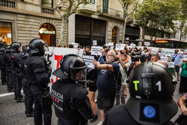 Housing unions block off various streets in Barcelona, calling for the Maricarmen Decree. Dozens of people gathered on September 28, 2026, in Barcelona, Catalonia, Spain Housing unions have blocked off various streets in Barcelona, calling for the Maricarmen decree following the eviction of an 87-year-old woman from Madrid in the Retiro neighborhood of the Spanish capital. A procession of people marched down Còrsega Street and Pau Claris Street until reaching Diagonal, where the Tenants’ Union has planned a surprise action at the Diagonal Metro station. SEPTEMBER 28, 2026 Barcelona, Catalonia Barcelona, Catalonia, Spain Copyright: xAlbertoxParedesx 7804891