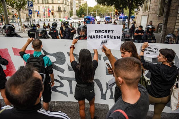 Housing unions block off various streets in Barcelona, calling for the Maricarmen Decree. Dozens of people gathered on September 28, 2026, in Barcelona, Catalonia, Spain Housing unions have blocked off various streets in Barcelona, calling for the Maricarmen decree following the eviction of an 87-year-old woman from Madrid in the Retiro neighborhood of the Spanish capital. A procession of people marched down Còrsega Street and Pau Claris Street until reaching Diagonal, where the Tenants’ Union has planned a surprise action at the Diagonal Metro station. SEPTEMBER 28, 2026 Barcelona, Catalonia Barcelona, Catalonia, Spain Copyright: xAlbertoxParedesx 7804895