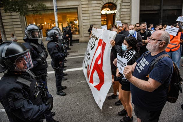 Housing unions block off various streets in Barcelona, calling for the Maricarmen Decree. Dozens of people gathered on September 28, 2026, in Barcelona, Catalonia, Spain Housing unions have blocked off various streets in Barcelona, calling for the Maricarmen decree following the eviction of an 87-year-old woman from Madrid in the Retiro neighborhood of the Spanish capital. A procession of people marched down Còrsega Street and Pau Claris Street until reaching Diagonal, where the Tenants’ Union has planned a surprise action at the Diagonal Metro station. SEPTEMBER 28, 2026 Barcelona, Catalonia Barcelona, Catalonia, Spain Copyright: xAlbertoxParedesx 7804896