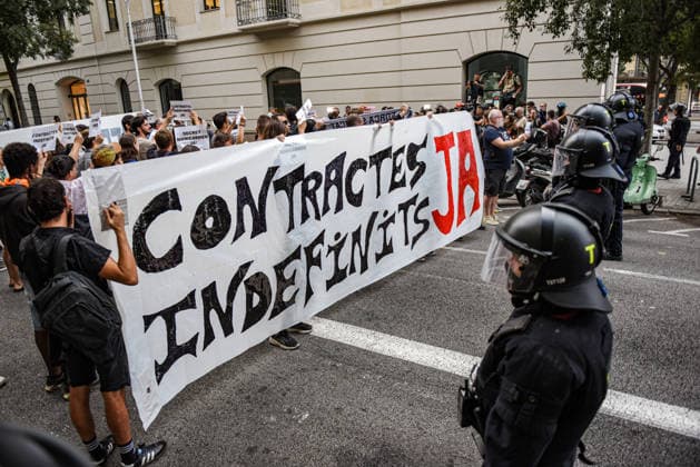 Housing unions block off various streets in Barcelona, calling for the Maricarmen Decree. Dozens of people gathered on September 28, 2026, in Barcelona, Catalonia, Spain Housing unions have blocked off various streets in Barcelona, calling for the Maricarmen decree following the eviction of an 87-year-old woman from Madrid in the Retiro neighborhood of the Spanish capital. A procession of people marched down Còrsega Street and Pau Claris Street until reaching Diagonal, where the Tenants’ Union has planned a surprise action at the Diagonal Metro station. SEPTEMBER 28, 2026 Barcelona, Catalonia Barcelona, Catalonia, Spain Copyright: xAlbertoxParedesx 7804898