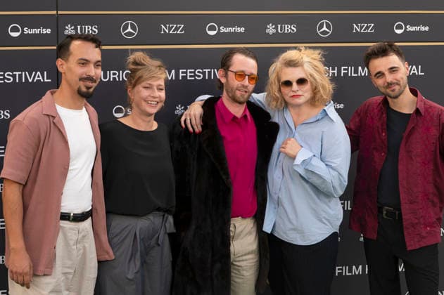 Simon David with his team and Reta Guetg at the premiere of the documentary *Vieille peau Schreckschraube* at the 22nd Zurich Film Festival at the Corso Zurich, September 27, 2026 Foto:xA.xRaemyx xFuturexImagex peau_6902