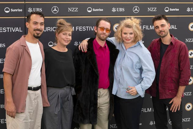 Simon David with his team and Reta Guetg at the premiere of the documentary *Vieille peau Schreckschraube* at the 22nd Zurich Film Festival at the Corso Zurich, September 27, 2026 Foto:xA.xRaemyx xFuturexImagex peau_6903