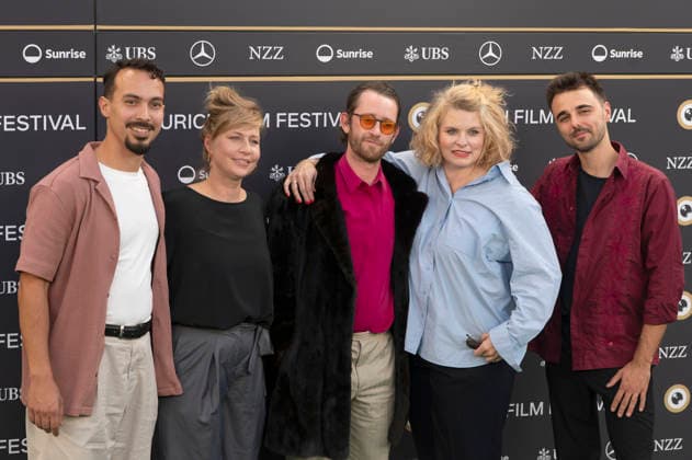 Simon David with his team and Reta Guetg at the premiere of the documentary *Vieille peau Schreckschraube* at the 22nd Zurich Film Festival at the Corso Zurich, September 27, 2026 Foto:xA.xRaemyx xFuturexImagex peau_6904