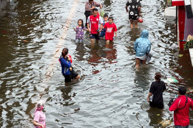 September 28, 2026, Bangkok, Bangkok, Thailand: People came out to buy food at Soi Lat Phrao 127 in Bangkapi, one of the most flooded areas in Bangkok since an active low-pressure system and monsoon have dumped nearly 300 millimetres (11.8 inches) of rain since the afternoon of September 24. Bangkok authorities have officially declared all 50 districts of the Thai capital as flood disaster areas following four straight days of severe rainfall. Bangkok Thailand  - ZUMAw151 20260928_zip_w151_001 Copyright: xPatrickxChengzhixWangx