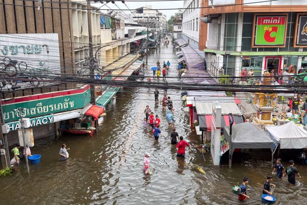 September 28, 2026, Bangkok, Bangkok, Thailand: People came out to buy food at Soi Lat Phrao 127 in Bangkapi, one of the most flooded areas in Bangkok since an active low-pressure system and monsoon have dumped nearly 300 millimetres (11.8 inches) of rain since the afternoon of September 24. Bangkok authorities have officially declared all 50 districts of the Thai capital as flood disaster areas following four straight days of severe rainfall. Bangkok Thailand  - ZUMAw151 20260928_zip_w151_002 Copyright: xPatrickxChengzhixWangx