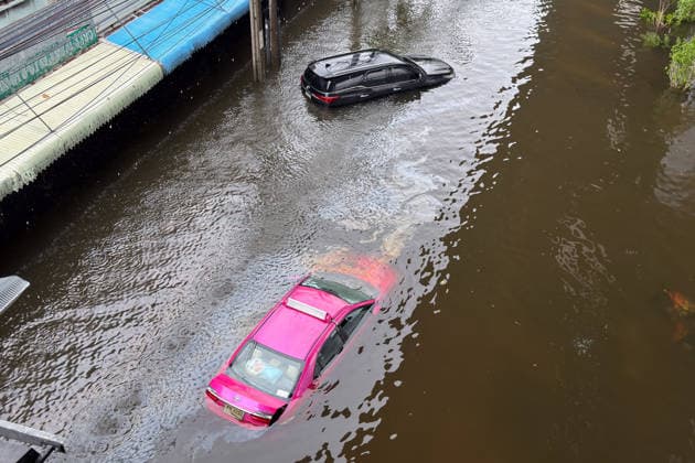 September 28, 2026, Bangkok, Bangkok, Thailand: Two cars were submerged to the top in Bangkapi, one of the most flooded areas in Bangkok, since an active low-pressure system and monsoon have dumped nearly 300 millimetres (11.8 inches) of rain since the afternoon of September 24. Bangkok authorities have officially declared all 50 districts of the Thai capital as flood disaster areas following four straight days of severe rainfall. Bangkok Thailand  - ZUMAw151 20260928_zip_w151_019 Copyright: xPatrickxChengzhixWangx