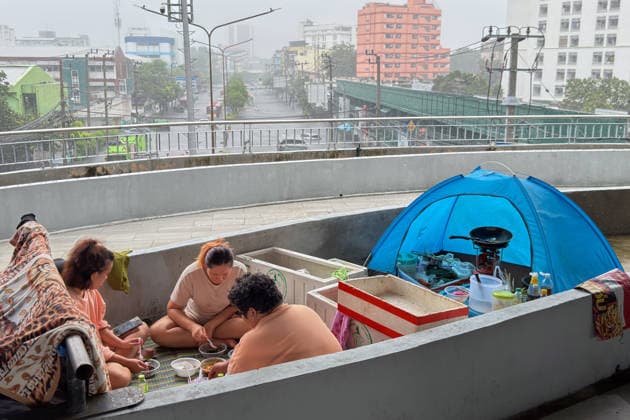 September 28, 2026, Bangkok, Bangkok, Thailand: in Bangkapi, one of the most flooded areas in Bangkok since an active low-pressure system and monsoon have dumped nearly 300 millimetres (11.8 inches) of rain since the afternoon of September 24. Bangkok authorities have officially declared all 50 districts of the Thai capital as flood disaster areas following four straight days of severe rainfall. Bangkok Thailand  - ZUMAw151 20260928_zip_w151_020 Copyright: xPatrickxChengzhixWangx