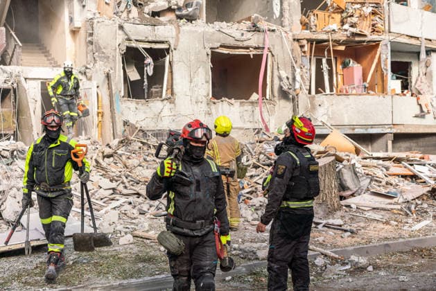 Russian forces launched two guided bombs targeting Kharkiv KHARKIV, UKRAINE - SEPTEMBER 28: Russian forces launched two guided bombs, hitting a residential building in the district of Salvtivka in Kharkiv city, injuring more than 20 people on September 28, 2026. There is no information on fatal victims so far; the attack destroyed part of the main facade of the building and several cars and windows in the surrounding buildings. Firefighters, police, and several NGOs and volunteers arrived at the scene to help the people affected. Carlo Bravo Anadolu Kharkiv Ukraine. Editorial use only. Please get in touch for any other usage.  Copyright: x2026xAnadoluxCarloxBravox