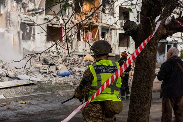 Russian forces launched two guided bombs targeting Kharkiv KHARKIV, UKRAINE - SEPTEMBER 28: Russian forces launched two guided bombs, hitting a residential building in the district of Salvtivka in Kharkiv city, injuring more than 20 people on September 28, 2026. There is no information on fatal victims so far; the attack destroyed part of the main facade of the building and several cars and windows in the surrounding buildings. Firefighters, police, and several NGOs and volunteers arrived at the scene to help the people affected. Carlo Bravo Anadolu Kharkiv Ukraine. Editorial use only. Please get in touch for any other usage.  Copyright: x2026xAnadoluxCarloxBravox