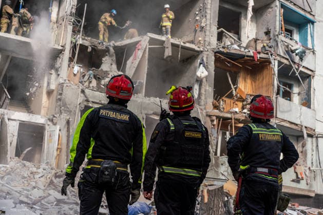 Russian forces launched two guided bombs targeting Kharkiv KHARKIV, UKRAINE - SEPTEMBER 28: Russian forces launched two guided bombs, hitting a residential building in the district of Salvtivka in Kharkiv city, injuring more than 20 people on September 28, 2026. There is no information on fatal victims so far; the attack destroyed part of the main facade of the building and several cars and windows in the surrounding buildings. Firefighters, police, and several NGOs and volunteers arrived at the scene to help the people affected. Carlo Bravo Anadolu Kharkiv Ukraine. Editorial use only. Please get in touch for any other usage.  Copyright: x2026xAnadoluxCarloxBravox