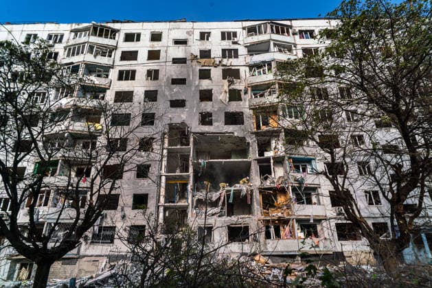 Russian forces launched two guided bombs targeting Kharkiv KHARKIV, UKRAINE - SEPTEMBER 28: Russian forces launched two guided bombs, hitting a residential building in the district of Salvtivka in Kharkiv city, injuring more than 20 people on September 28, 2026. There is no information on fatal victims so far; the attack destroyed part of the main facade of the building and several cars and windows in the surrounding buildings. Firefighters, police, and several NGOs and volunteers arrived at the scene to help the people affected. Carlo Bravo Anadolu Kharkiv Ukraine. Editorial use only. Please get in touch for any other usage.  Copyright: x2026xAnadoluxCarloxBravox