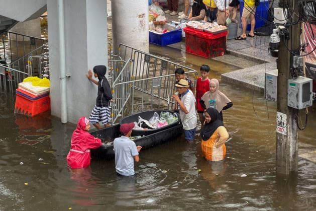 September 28, 2026, Bangkok, Bangkok, Thailand: People put food on a boat next to the makeshift wet market in front of Pantip Bangkapi Shopping Mall. The district is one of the most flooded areas in Bangkok since an active low-pressure system and monsoon have dumped nearly 300 millimetres (11.8 inches) of rain since the afternoon of September 24. Bangkok authorities have officially declared all 50 districts of the Thai capital as flood disaster areas following four straight days of severe rainfall. Bangkok Thailand  - ZUMAw151 20260928_zip_w151_030 Copyright: xPatrickxChengzhixWangx