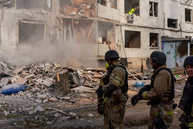Russian forces launched two guided bombs targeting Kharkiv KHARKIV, UKRAINE - SEPTEMBER 28: Russian forces launched two guided bombs, hitting a residential building in the district of Salvtivka in Kharkiv city, injuring more than 20 people on September 28, 2026. There is no information on fatal victims so far; the attack destroyed part of the main facade of the building and several cars and windows in the surrounding buildings. Firefighters, police, and several NGOs and volunteers arrived at the scene to help the people affected. Carlo Bravo Anadolu Kharkiv Ukraine. Editorial use only. Please get in touch for any other usage.  Copyright: x2026xAnadoluxCarloxBravox