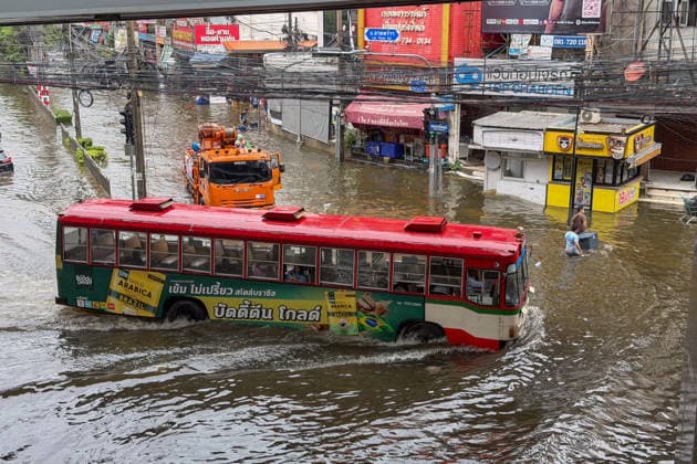 September 28, 2026, Bangkok, Bangkok, Thailand: A bus was going through water on Lat Phrao Road in Bangkapi, one of the most flooded areas in Bangkok since an active low-pressure system and monsoon have dumped nearly 300 millimetres (11.8 inches) of rain since the afternoon of September 24. Bangkok authorities have officially declared all 50 districts of the Thai capital as flood disaster areas following four straight days of severe rainfall. Bangkok Thailand  - ZUMAw151 20260928_zip_w151_038 Copyright: xPatrickxChengzhixWangx