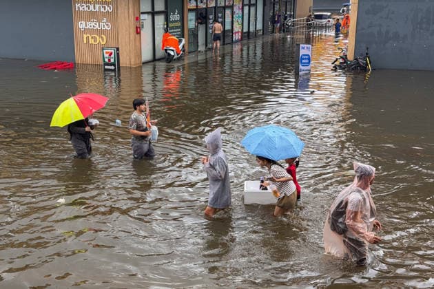 September 28, 2026, Bangkok, Bangkok, Thailand: Shoppers were wading through water to buy food at Makro supermarket in Bangkapi, one of the most flooded areas in Bangkok since an active low-pressure system and monsoon have dumped nearly 300 millimetres (11.8 inches) of rain since the afternoon of September 24. Bangkok authorities have officially declared all 50 districts of the Thai capital as flood disaster areas following four straight days of severe rainfall. Bangkok Thailand  - ZUMAw151 20260928_zip_w151_040 Copyright: xPatrickxChengzhixWangx